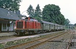 211 226 macht mit N 6211 auf dem Weg nach Dieringhausen Station in Hückeswagen. (02.08.1980) <i>Foto: Wolfgang Bügel</i>