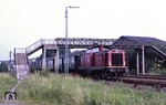 Vorbei am ehemaligen Lokschuppen fährt 211 226 vor N 6211 in den Bahnhof Wipperfürth ein. (02.08.1980) <i>Foto: Wolfgang Bügel</i>