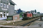 211 226 hat mit N 6211 Marienheide erreicht. Hier ist der Zug von der Wippertalbahn kommend auf die letzten 13 km nach Dieringhausen abgebogen. (02.08.1980) <i>Foto: Wolfgang Bügel</i>