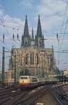 Mit einer Leerwagenüberführung von Köln Bbf nach Deutzerfeld fährt 103 139 aus dem Hauptbahnhof. (03.08.1980) <i>Foto: Joachim Bügel</i>