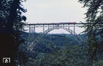 212 264 und 212 325 befördern den Rheingold-Sonderzug E 25338 über Deutschlands höchste Eisenbahnbrücke zwischen Solingen und Remscheid. (03.08.1980) <i>Foto: Joachim Bügel</i>