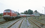 218 136 (Bw Hagen) mit der abgebügelten 140 786 vor einem Sonderzug im Bahnhof Wülfrath. (09.08.1980) <i>Foto: Wolfgang Bügel</i>