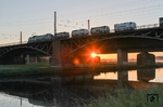 Im Schatten der aufgehenden Sonne rollt Hupac ES 64 U2-101 über die Ruhrbrücke in Duisburg-Kaiserberg. (05.06.2015) <i>Foto: Joachim Bügel</i>