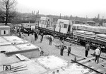 Über mehrere Wochen wurden 1959 auf der Strecke Glostrup (Dk) - Padborg - Flensburg - Hamburg Fertigbauteile einer dänischen Firma für zwei Wohnblöcke nach Hamburg-Wandsbek befördert. Von dort wurden die auf Flachwagen verladene Fertigbauteile auf DB-Straßenrollern zur Baustelle nach Hamburg-Horn gefahren, wo die Wagen auf provisorisch verlegte Gleise abgesetzt wurden. Baukräne hoben dann die Fertigteile unmittelbar vom Güterwagen an die Montagestelle. (03.1959) <i>Foto: Walter Hollnagel</i>