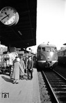 Ankunft eines VT 08 als Ft 41 "Senator" von Frankfurt/M nach Hamburg-Altona in Hannover Hbf. (14.06.1958) <i>Foto: Walter Hollnagel</i>
