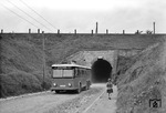 Der Oberleitungsbus Mettmann–Gruiten war der erste moderne Oberleitungsbus-Betrieb in Deutschland. Die 5,770 Kilometer lange Überlandstrecke von Mettmann zum Bahnhof in Gruiten wurde vom 26.08.1930 bis 17.05.1952 betrieben, zunächst von der Kreis Mettmanner Straßenbahnen G.m.b.H. als Linie 5, ab 1937 als Linie 59 von der Rheinischen Bahngesellschaft AG. Das Bild wurde von Carl Bellingrodt übrigens für eine Collage benutzt (vgl. Bild-Nr. 14642), der kurzerhand den fehlenden Zug oberhalb des Bahndamms hineinkopierte.  (09.1932) <i>Foto: Carl Bellingrodt</i>