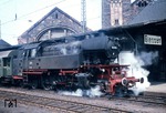 66 002 steht im Bahnhof Gießen zur Abfahrt mit P 1565 über Burg- und Nieder-Gemünden nach Fulda bereit. (04.1967) <i>Foto: Dieter Junker</i>