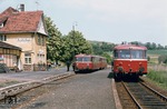 Am 25. Mai 1974 war der letzte Betriebstag für den Personenverkehr auf der sog. "Gründchen-Bahn" zwischen Alsfeld und Niederaula. Bis auf ein lokbespanntes Zugpaar beherrschten zuletzt die allgegenwärtigen "Nebenbahnretter" (Schienenbusse der BR 798) den Verkehr, was die Strecke aber auch nicht rettete. In Breitenbach kreuzen zum allerletzten Mal der N 3850 (Niederaula - Alsfeld) - links - und der N 3849 nach Bad Hersfeld. (25.05.1974) <i>Foto: Dieter Junker</i>