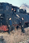 Übergabe des Bremszettels an das Personal der 99 651 im Bahnhof Auenstein auf der Bottwartalbahn. (16.12.1967) <i>Foto: Dieter Junker</i>
