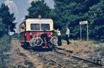 Der Wismarer Schienenbus T 509 (Baujahr 1936) der Osthannoverschen Eisenbahn (OHE) im Haltepunkt Wiedingen auf der Strecke Soltau – Neuenkirchen. (10.08.1975) <i>Foto: Dieter Junker</i>