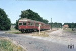 Ein VT der Osthannoverschen Eisenbahnen (OHE) ist auf der Bahnstrecke Lüneburg - Soltau in Heinsen unterwegs. (18.08.1975) <i>Foto: Dieter Junker</i>