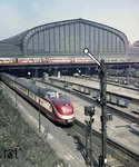 Ein VT 11 verlässt als TEE 78 "Helvetia" nach Zürich den Hamburger Hauptbahnhof.  (06.06.1958) <i>Foto: Walter Hollnagel</i>