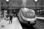 Start des VT 11 5007 als TEE 78 "Helvetia" im Bahnhof Hamburg-Altona. (07.06.1961) <i>Foto: Walter Hollnagel</i>