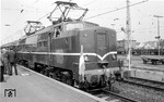 Ankunft des niederländischen Sonderzuges im Bahnhof Emmerich anlässlich der Aufnahme des elektrischen Betriebs zwischen (Arnhem/NL -) Emmerich - Oberhausen. (22.05.1966) <i>Foto: Willi Marotz</i>