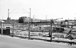 Ausbau der S-Bahnstrecke zwischen dem Hauptbahnhof und dem Messegelände Hannover an der Peiner Straße in Hannover-Döhren. 110 215 fährt mit einem Schnellzug an der Baustelle vorbei. (04.1975) <i>Foto: Reinhard Todt</i>