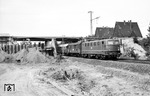 141 242 passiert die Baustelle zur S-Bahn-Streckenerweiterung an der Peiner Straße in Hannover Döhren-Wülfel. (04.1975) <i>Foto: Reinhard Todt</i>
