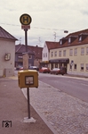 Diese kuriose Kombination von Briefkasten und Bahnbus-Haltestelle fand Reinhard Todt in Dillingen. (06.1993) <i>Foto: Reinhard Todt</i>