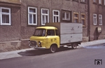 Ein von der Deutschen Post der DDR übernommener Barkas 1000, nunmehr in Diensten als Paketzustellwagen der Deutschen Bundespost, knattert in Wasungen vor sich hin. (08.1992) <i>Foto: Reinhard Todt</i>