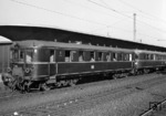 Der Wuppertal (-Steinbecker) Beiwagen VS 145 064 an einem VT 25 im Bahnhof Köln-Deutz. (03.1959) <i>Foto: Reinhard Todt</i>