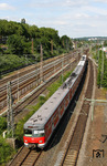 420 415 und 420 955 fahren als S 68 aus Langenfeld/Rhld nach Wuppertal-Vohwinkel ein. (08.06.2015) <i>Foto: Joachim Bügel</i>