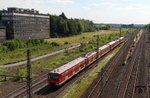 420 935 und 420 433 als S 68 in Wuppertal-Vohwinkel. Die große Brachfläche im Hintergund war der einstige Rangierbahnhof. (08.06.2015) <i>Foto: Joachim Bügel</i>