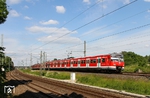 In Höhe des ehemaligen Rangierbahnhofs sind 420 433 und 420 935 zwischen Wuppertal-Vohwinkel und Gruiten unterwegs. (08.06.2015) <i>Foto: Joachim Bügel</i>