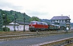 Ausfahrt des Jubiläums-Sonderzug nach Lüdenscheid mit 216 003 im Bahnhof Brügge/Westf. (09.08.1980) <i>Foto: Wolfgang Bügel</i>