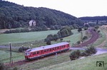 Durch das kurvenreiche Aartal fährt 517 001 als N 5669 über den Bahnübergang der Kreisstraße 702 kurz vor Bleidenstadt. (23.08.1980) <i>Foto: Wolfgang Bügel</i>