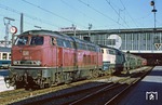 Ab 1970 stellte die DB eine Serie von acht Lokomotiven der Baureihe 210 in den Dienst. Diese waren technisch weitgehend mit der BR 218 identisch, konnten aber 160 km/h Höchstgeschwindigkeit fahren und hatten zur Leistungssteigerung eine Gasturbine erhalten. 210 002 leistet der "Normalvariante" 218 442 Vorspann vor D 362 nach Genf in München Hbf. (13.10.1980) <i>Foto: Wolfgang Bügel</i>