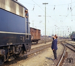 Standesgemäß verabschiedet der Aufsichtsbeamte im Bezirk IV des Hamburg-Wilhelmsburger Rangierbahnhofs einen (Güter-)Zug mit einer 110. (1976) <i>Foto: Benno Wiesmüller</i>