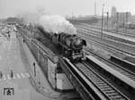 44 400 (Bw Hamm) rauscht mit einem Kesselwagen-Ganzzug durch den Bahnhof Gütersloh. (04.1966) <i>Foto: Reinhard Todt</i>
