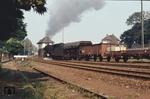 Da fährt er hin: Ng 17545 verlässt mit 044 390 den Bahnhof Holzminden Richtung Kreiensen. (09.1972) <i>Foto: Prof. Dr. Willi Hager</i>