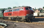 Vor dem E 1642 verlässt 216 206 (Henschel, Baujahr 1969) den Bahnhof Holzminden. Die Lok war erst kurz zuvor von Mühldorf nach Kassel umstationiert worden. (07.1973) <i>Foto: Prof. Dr. Willi Hager</i>