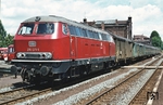 216 071 (Krupp, Baujahr 1966) vor E 1644 im Bahnhof Holzminden. Sie wurde 1993 abgestellt. (07.1973) <i>Foto: Prof. Dr. Willi Hager</i>