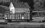 Behelfsmäßiger Oberleitungsunterhaltungs- und Werkstattwagen "Karlsruhe 8499" der Fahrleitungsmeisterei Freiburg auf der Höllentalbahn im Bahnhof Neustadt (Schwarzwald).  (21.04.1968) <i>Foto: Burkhard Wollny</i>