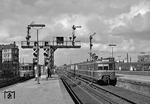 Begegnung zweier ET 171 im Bahnhof Hamburg-Altona. Die S-Bahn links fährt nach Poppenbüttel, rechts nach Blankenese. (09.1959) <i>Foto: Reinhard Todt</i>