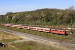 Noch immer verkehrt ein Bn-Wagen-Ersatzzug für eine fehlende 425-Einheit auf der RB 48-Linie Bonn-Mehlem - Köln - Wuppertal. Hier fährt 111 114 über das Güterzugumfahrungsgleis von Gruiten kommend mit RB 27714 in den Bahnhof Wuppertal-Vohwinkel ein. (21.04.2015) <i>Foto: Wolfgang Bügel</i>