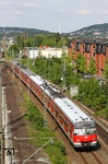 420 935 und 420 433 haben als S 68 aus Langenfeld/Rh. den Bahnhof Wuppertal-Vohwinkel erreicht. (08.06.2015) <i>Foto: Joachim Bügel</i>