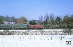 Ein früher Wintereinbruch Anfang November 1980 ermöglichte eine Winteraufnahme noch mit Herbstlaub auf den Bäumen. 211 226 ist mit einem Nahverkehrszug nach Wipperfürth bei Hämmern unterwegs. (09.11.1980) <i>Foto: Wolfgang Bügel</i>