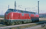 221 106 in ihrer Originallackierung im Bw Wanne-Eickel. Nach ihrer Ausmusterung 1987 wurde sie an die griechische Staatsbahn OSE verkauft (dort als OSE 412 im Einsatz). Ihr "drittes Leben" erfuhr sie nach der Rückkehr nach Deutschland und einer Modernisierung. Auf der Innotrans 2004 in Berlin präsentierte die "Ostmecklenburgische Bahnwerk GmbH" (OMB) als Betreiberin des Instandsetzungswerkes Neustrelitz die neue DB 221 106 für die "EBW Eisenbahn-Bewachungs GmbH" mit der Betriebsnummer V 270.06. (31.01.1981) <i>Foto: Joachim Bügel</i>