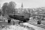 Den Bahnübergang an der Silberbrede in Warburg passiert dieser Schienenbus im Winter 1965/66. (11.1965) <i>Foto: Reinhard Todt</i>