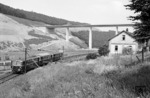Eine VT 98-Einheit auf der alten Trasse der Biggetalbahn nahe Sondern. Dieser Teil der Strecke versank 1964 im neu erbauten Biggestausee. Die Brücke im Hintergrund gehört zu der am 31. Mai 1964 in Betrieb gegangenen Neubaustrecke. (03.08.1962) <i>Foto: Reinhard Todt</i>