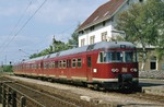 427 105 ist im Bahnhof Bondorf (b. Herrenberg) eingetroffen. (11.05.1978) <i>Foto: Peter Schiffer</i>