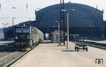 242 002 (LEW, Baujahr 1962) vor einem Doppelstockzug im Bahnhof Dresden-Neustadt. Die Lok blieb erhalten und ist heute im Sächsischen Eisenbahnmuseum hinterstellt. (07.03.1977) <i>Foto: Peter Schiffer</i>