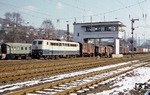 Mit einem gemischten Durchgangs-Güterzug fährt die Hagen-Eckeseyer 151 122 in der türkis-beigen Farbvariante durch Plettenberg. (10.02.1981) <i>Foto: Wolfgang Bügel</i>