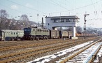 140 602 unter dem Reiterstellwerk "Pf" in Plettenberg. Das Stellwerk (S&H 1912) wurde 1932 in Betrieb genommen. 1992 übernahm das Sp Dr S60 im Bahnhof Finnentrop seine Aufgaben, im Oktober 2006 wurde es abgerissen. (10.02.1981) <i>Foto: Wolfgang Bügel</i>