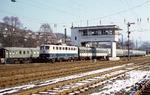 110 198 vor D 914 (Stuttgart - Gießen - Mönchengladbach) bei der Durchfahrt in Plettenberg. (10.02.1981) <i>Foto: Wolfgang Bügel</i>