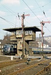 110 385 fährt mit D 814 nach Mönchengladbach in Letmathe ein. Das sog. Hammerkopfstellwerk "Lo" wurde am 25.06.1984 außer Betrieb genommen und 1992 abgebrochen. (10.02.1981) <i>Foto: Wolfgang Bügel</i>