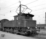 E 60 01 (AEG, Baujahr 1927) rangiert im Bahnhof Weilheim/Oberbay. (06.1959) <i>Foto: Reinhard Todt</i>