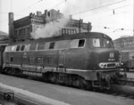 Die beim Bw Hamburg-Altona stationierte Vorserienlok 216 001 (Krupp, Baujahr 1960) dieselt in Hannover Hbf vor sich hin. (04.1969) <i>Foto: Reinhard Todt</i>
